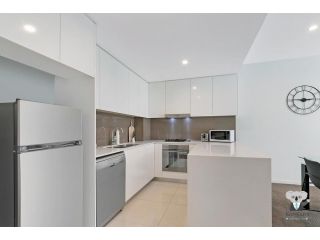 KOZYGURU WOLLI CREEK KOZY 3 BED APT + FREE PARKING NWC009 Apartment, Sydney - 3