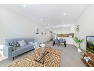 KOZYGURU WOLLI CREEK KOZY 3 BED APT + FREE PARKING NWC009 Apartment, Sydney - 4