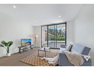 KOZYGURU WOLLI CREEK KOZY 3 BED APT + FREE PARKING NWC009 Apartment, Sydney - 2