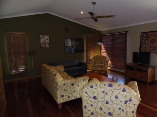 Kurrawah - Rainbow Beach - Modern Coastal Decor, walk to the beach and shops Guest house, Rainbow Beach - 5