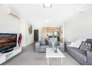 Lakeside Family Oasis with Pool, Gym and Balcony Apartment, Gold Coast - 2