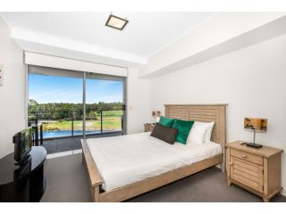 Lakeside Family Oasis with Pool, Gym and Balcony Apartment, Gold Coast - 5