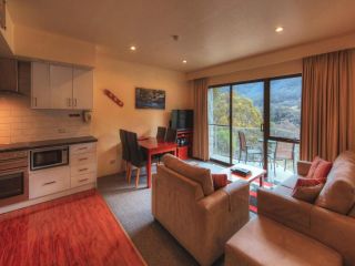 Lantern 1 Bedroom Balcony with mountain View Apartment, Thredbo - 2