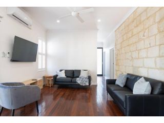 LAR001 Breezy Modern Unit Relax Near Beaches and Shops Apartment, South Australia - 5