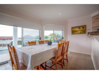 LARGE 4- BEDROOM HOME//MOMENTS FROM THE BEACH Guest house, Vincentia - 5