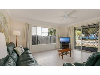 Large family waterfront home with room for a boat - Welsby Pde, Bongaree Guest house, Bellara - 3