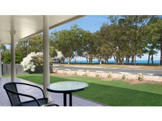 Large family waterfront home with room for a boat - Welsby Pde, Bongaree Guest house, Bellara - 2