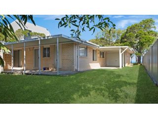 Large family waterfront home with room for a boat - Welsby Pde, Bongaree Guest house, Bellara - 5