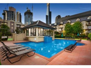 Large Ground Floor Resort Style Apartment with Parking Apartment, Melbourne - 2