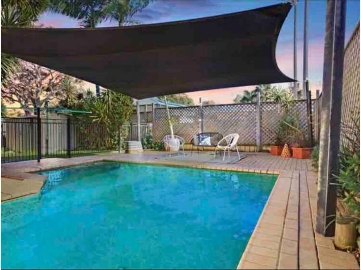 Large Holiday Home with Pool near Lake & Beaches Guest house, Lake Munmorah - imaginea 19