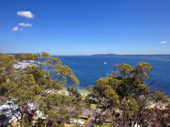 12 &#x27;Le Vogue&#x27;, 16 Magnus St - Sensational Water Views, Lift, Pool & Tennis Court Apartment, Nelson Bay - imaginea 4