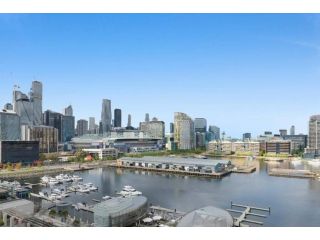 Lifestyle 2bed, 2bath apartment, parking & pool Apartment, Melbourne - 1