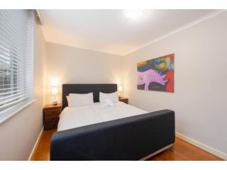 Light 2 Bedroom Apartment in Elwood with Balcony Apartment, Melbourne - 4