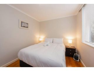 Light 2 Bedroom Apartment in Elwood with Balcony Apartment, Melbourne - 5