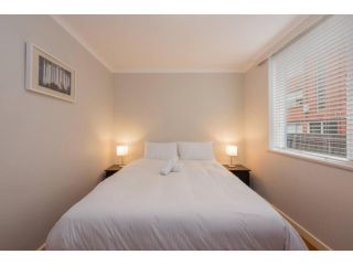 Light 2 Bedroom Apartment in Elwood with Balcony Apartment, Melbourne - 3