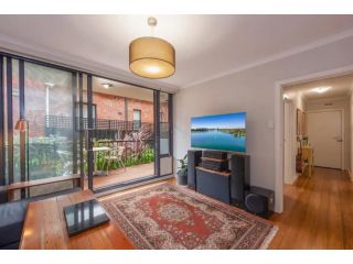 Light 2 Bedroom Apartment in Elwood with Balcony Apartment, Melbourne - 2