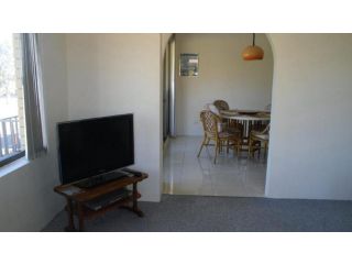 Light, Airy 1st Floor Unit - Marbrin Close, Bellara Guest house, Bellara - 5