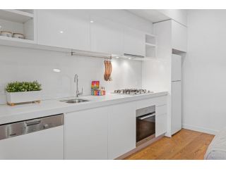 Newly Refurnished Beachside 1-Bedroom Apartment Apartment, Melbourne - 5