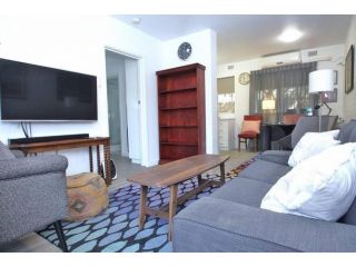 LOCATION LIFESTYLE CONVENIENCE! WIFI NETFLIX WINE Apartment, Perth - 1