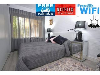 LOCATION LIFESTYLE CONVENIENCE! WIFI NETFLIX WINE Apartment, Perth - 2