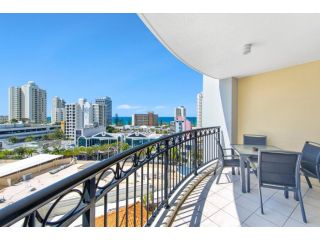 Lovely 2-bedroom Unit in Chevron Ocean-View Apartment, Gold Coast - 1