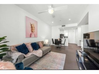 Lovely 2 Bedroom unit Pool,Gym workspace & more Apartment, Brisbane - 3