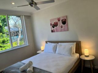 Lovely 2 Bedroom Unit with HotTub,FreeWiFi Netflix Apartment, Melbourne - 5