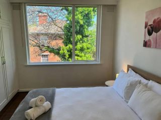 Lovely 2 Bedroom Unit with HotTub,FreeWiFi Netflix Apartment, Melbourne - 1