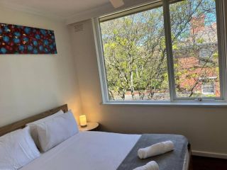 Lovely 2 Bedroom Unit with HotTub,FreeWiFi Netflix Apartment, Melbourne - 2