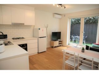 Lovely 2-bedroom Unit with Parking on Site Apartment, Melbourne - 4