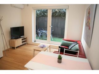 Lovely 2-bedroom Unit with Parking on Site Apartment, Melbourne - 2