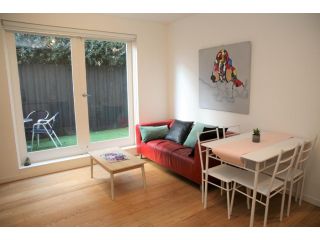 Lovely 2-bedroom Unit with Parking on Site Apartment, Melbourne - 3