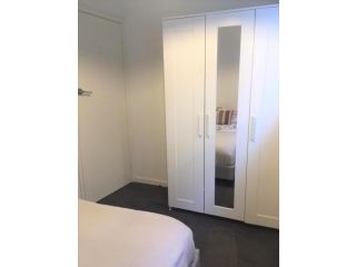 Lovely 2-bedroom Unit with Parking on Site Apartment, Melbourne - 5