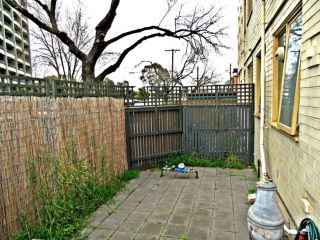 Spacious 1 Bedroom Apartment Opposite Albert Park Lake, Free Parking, Private Courtyard, Apartment, Melbourne - 3