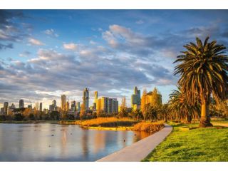 Spacious 1 Bedroom Apartment Opposite Albert Park Lake, Free Parking, Private Courtyard, Apartment, Melbourne - 2