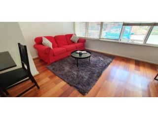 Spacious 1 Bedroom Apartment Opposite Albert Park Lake, Free Parking, Private Courtyard, Apartment, Melbourne - 1