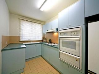 Spacious 1 Bedroom Apartment Opposite Albert Park Lake, Free Parking, Private Courtyard, Apartment, Melbourne - 4