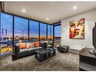 Lovely waterfront apartment with swimming pool and gym (Super Pet Friendly) Apartment, Melbourne - 1