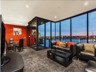 Lovely waterfront apartment with swimming pool and gym (Super Pet Friendly) Apartment, Melbourne - 2