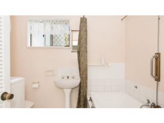 Lowset, pet friendly cottage - Sunset Ave, Bongaree Guest house, Bellara - 5