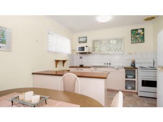 Lowset, pet friendly cottage - Sunset Ave, Bongaree Guest house, Bellara - 4