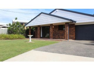 Lowset pet friendly home, with room for a boat, Palm Ave, Bongaree Guest house, Bellara - 2