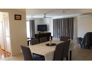 Lowset pet friendly home, with room for a boat, Palm Ave, Bongaree Guest house, Bellara - 1