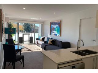 Luxe 1BR Executive Apartment Yarralumla Views Wine WiFi Netflix Secure Parking Canberra Apartment, New South Wales - 2