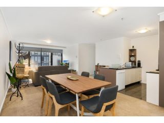 Luxe 2-Bed Apartment with River Views Near Casino Apartment, Melbourne - 1