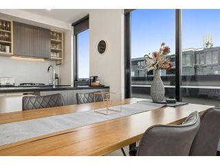 Luxe 3-Bed Apartment Near Lygon St Bars and Dining Apartment, Melbourne - 5