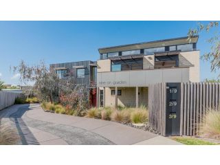 Luxe Townhouse - WiFi included Guest house, Inverloch - 2