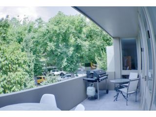 Luxury 3-bedroom Apmt on famous Lansell Rd, Toorak Apartment, Melbourne - 3