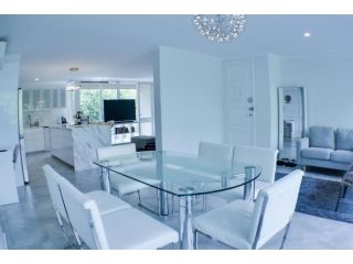 Luxury 3-bedroom Apmt on famous Lansell Rd, Toorak Apartment, Melbourne - 1